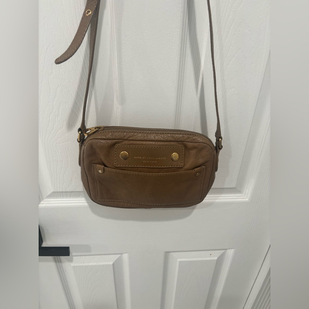 Marc by Marc Jacob's Preppy Taupe leather traveler swing crossbody bag WOMEN'S - Picture 3 of 16